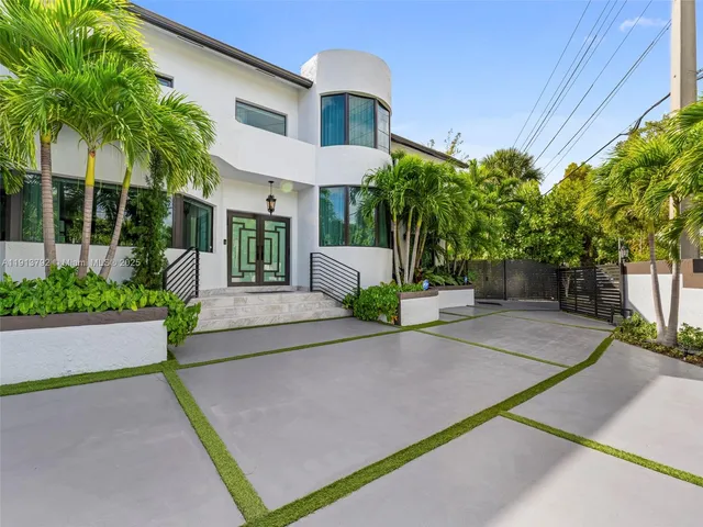 $7,299,000 | 6180 Pine Tree Drive, Miami Beach, FL 33140