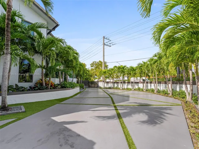 $7,299,000 | 6180 Pine Tree Drive, Miami Beach, FL 33140