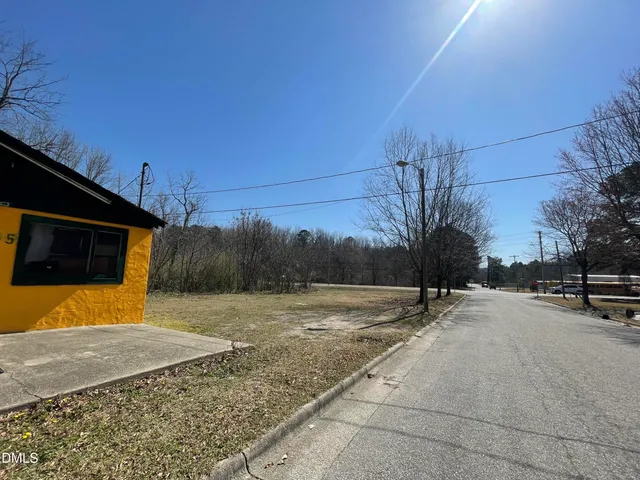 a view of a backyard of the house