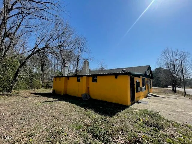 a view of a backyard of the house