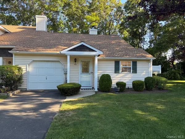 $525,000 | 532 Race Place, Oakdale, NY 11769