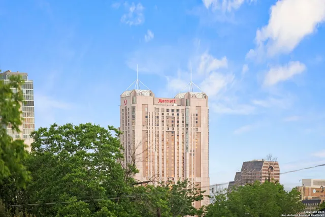a view of a house with backyard and garden