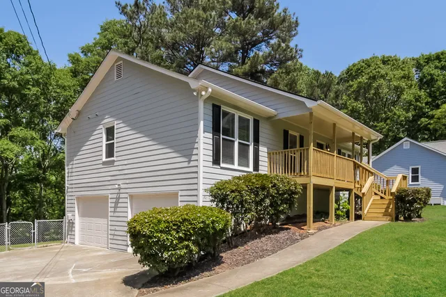 a view of a house with a yard