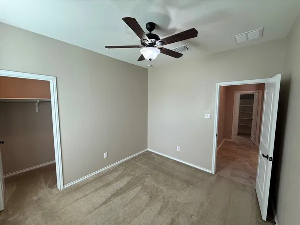 an empty room with ceiling fan and a ceiling fan