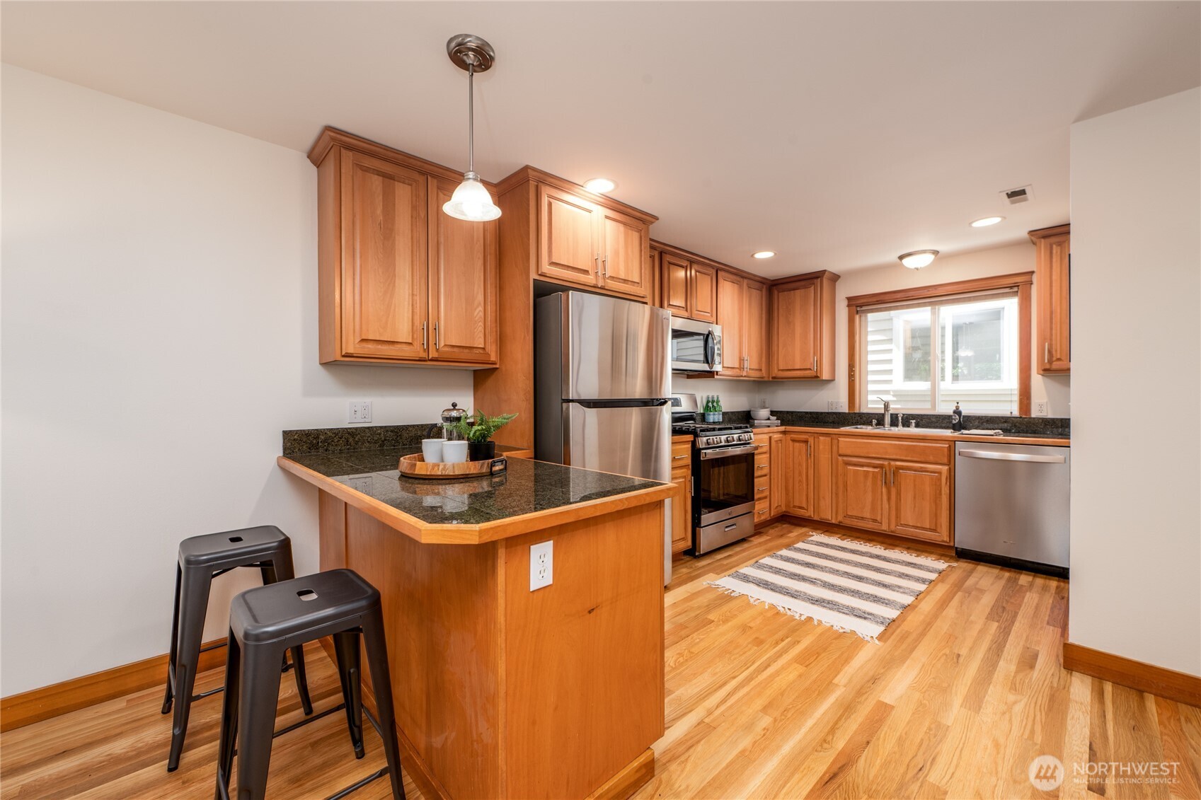8517 Stone Avenue North, Unit B Seattle, WA 98103 - Photo 5 of 24