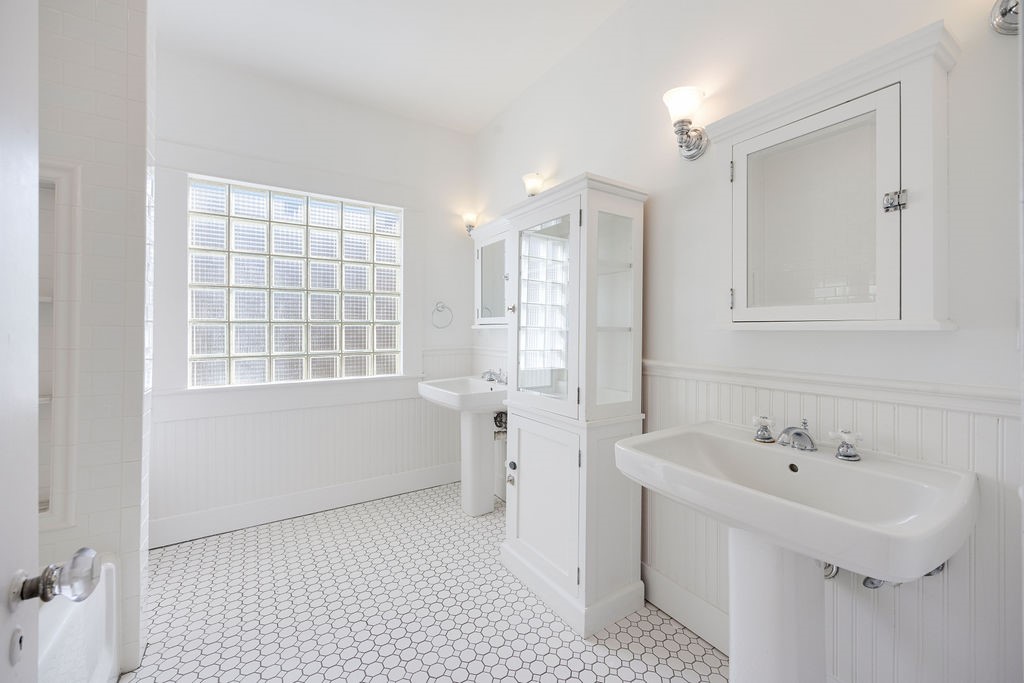 731 Key Street Houston, TX 77009 - Photo 18 of 30 Full secondary bathroom with double sinks, large tub and exquisite tile work throughout