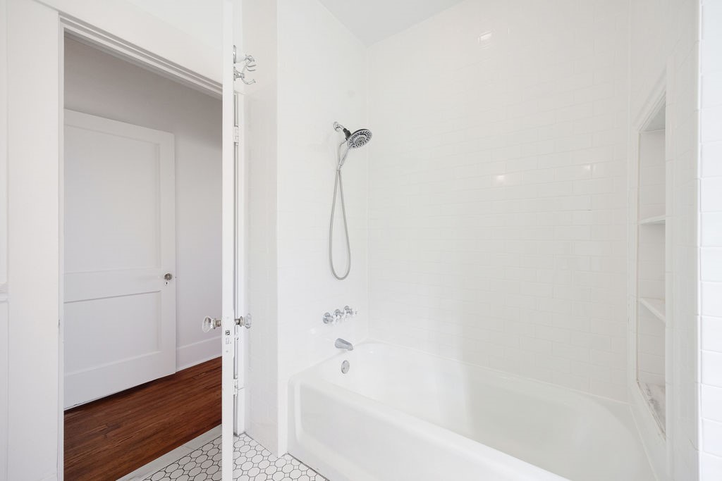 731 Key Street Houston, TX 77009 - Photo 19 of 30 Tub in secondary bathroom