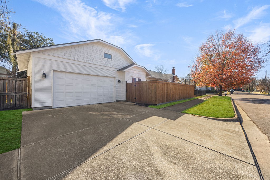 731 Key Street Houston, TX 77009 - Photo 23 of 30 Large driveway and 2-car attached garage with direct access to Watson street.