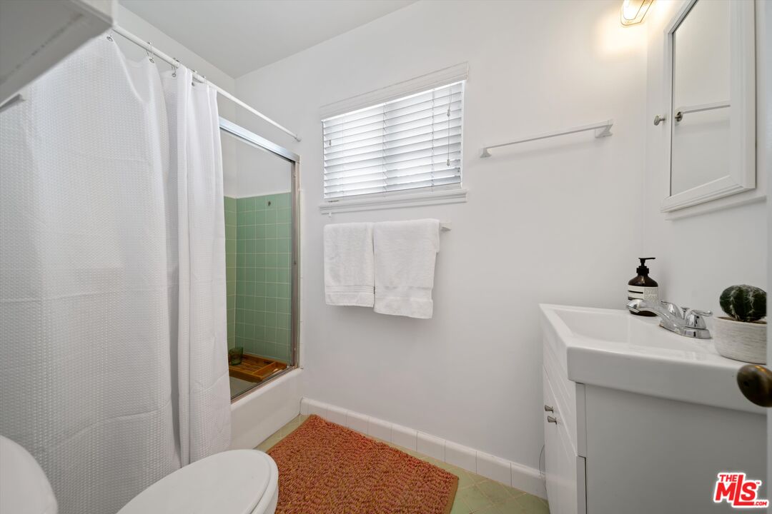 819 East 4th Street, Unit 15 Long Beach, CA 90802 - Photo 14 of 27 a bathroom with a sink toilet and tub