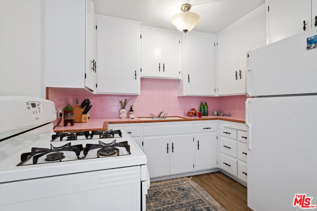 819 East 4th Street, Unit 15 Long Beach, CA 90802 - Photo 8 of 27 a kitchen with a sink stove and refrigerator
