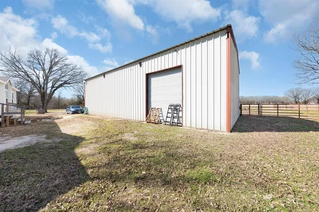 a view of back yard of the house
