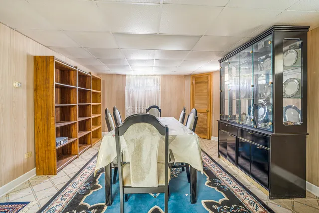 a view of a livingroom with furniture