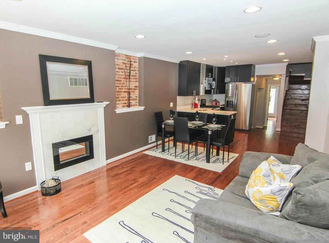 4325 Cortez Road Baltimore, MD 21225 - Photo 1 of 5 Living Room