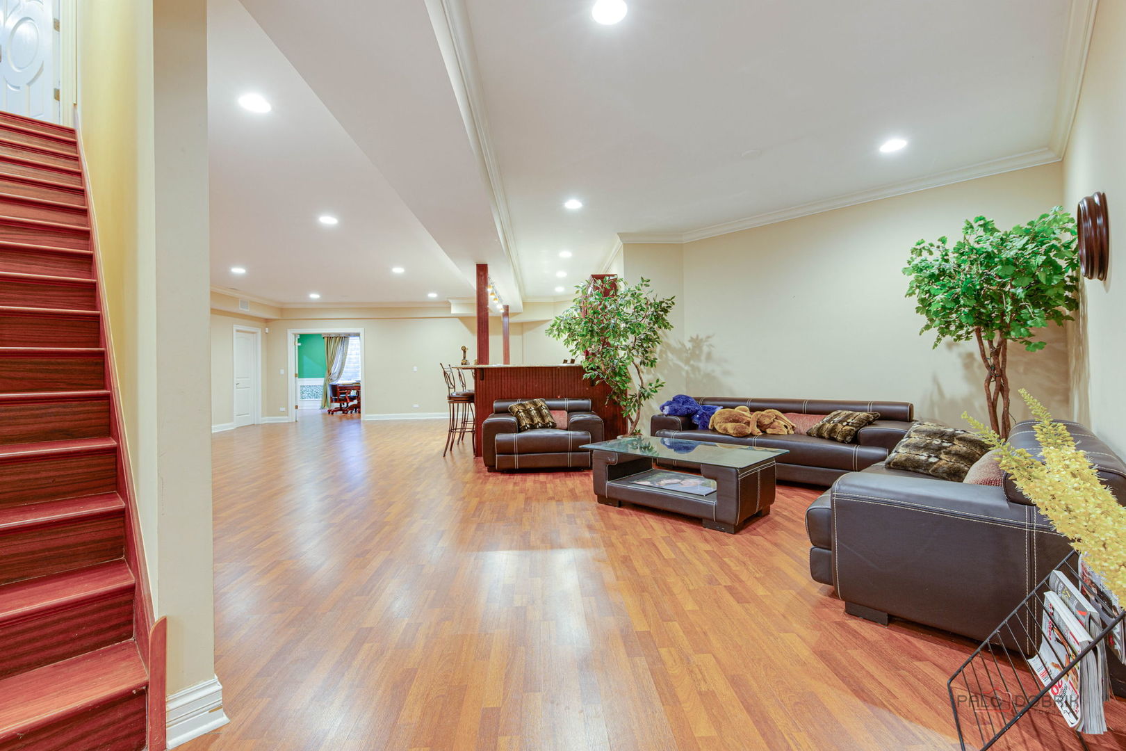 300 Red Oak Road Northbrook, IL 60062 - Photo 31 of 40 a living room with furniture and a wooden floor