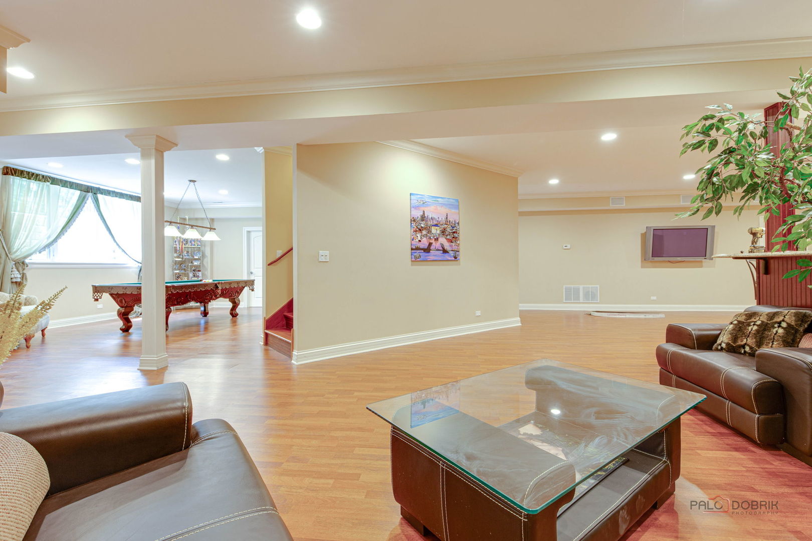 300 Red Oak Road Northbrook, IL 60062 - Photo 32 of 40 a living room with furniture and a potted plant