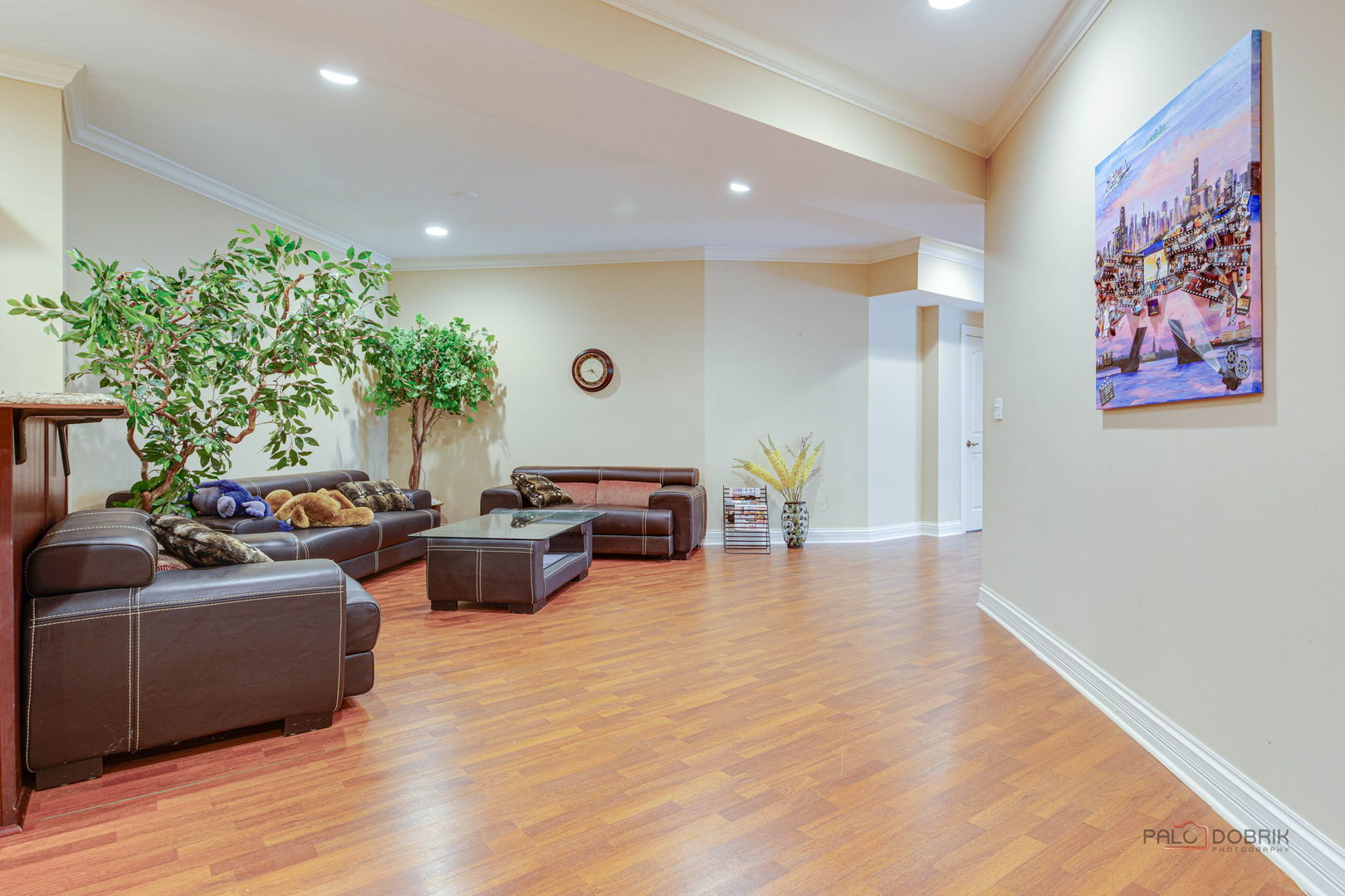 300 Red Oak Road Northbrook, IL 60062 - Photo 33 of 40 a living room with furniture and a large window