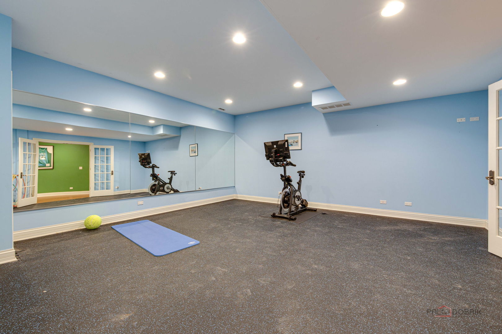 300 Red Oak Road Northbrook, IL 60062 - Photo 36 of 40 an empty room with a window and a projector space