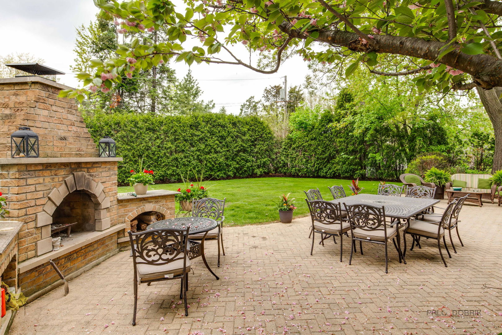 300 Red Oak Road Northbrook, IL 60062 - Photo 37 of 40 a patio with garden and outdoor seating