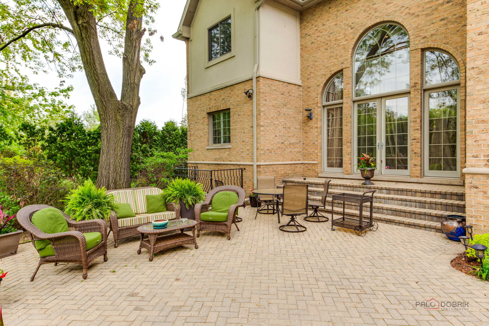 300 Red Oak Road Northbrook, IL 60062 - Photo 40 of 40 a building outdoor space with patio furniture