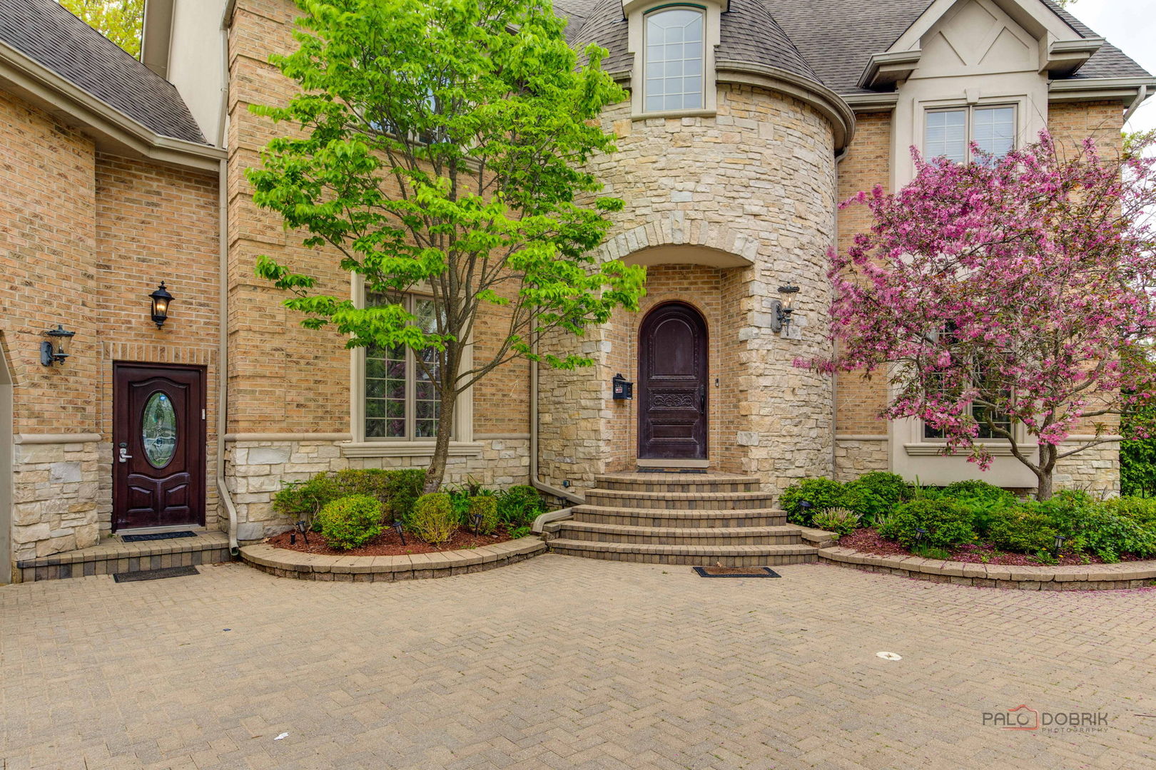 300 Red Oak Road Northbrook, IL 60062 - Photo 4 of 40 a front view of a house with a garden