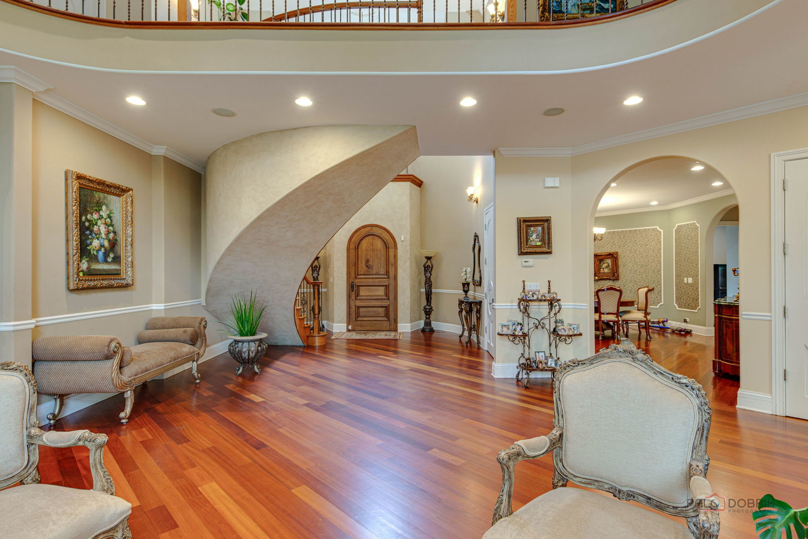 300 Red Oak Road Northbrook, IL 60062 - Photo 7 of 40 a living room with furniture and a wooden floor
