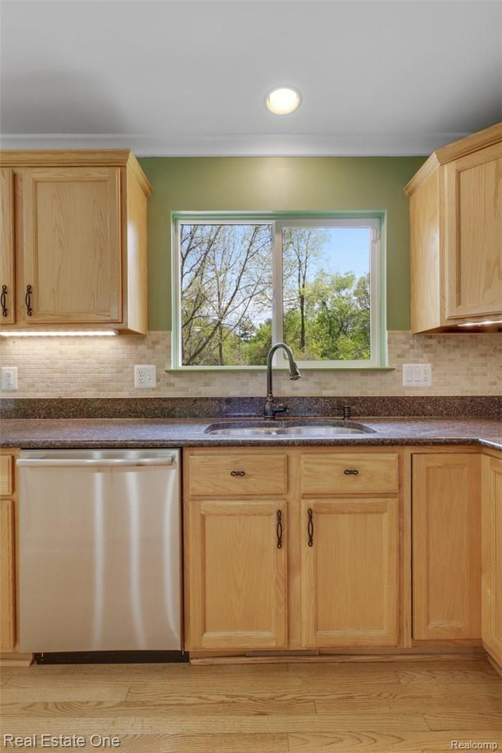 2140 Rob Ridge Drive Walled Lake, MI 48390 - Photo 16 of 35 dsc00676-dsc00680 - Copy.jpg
