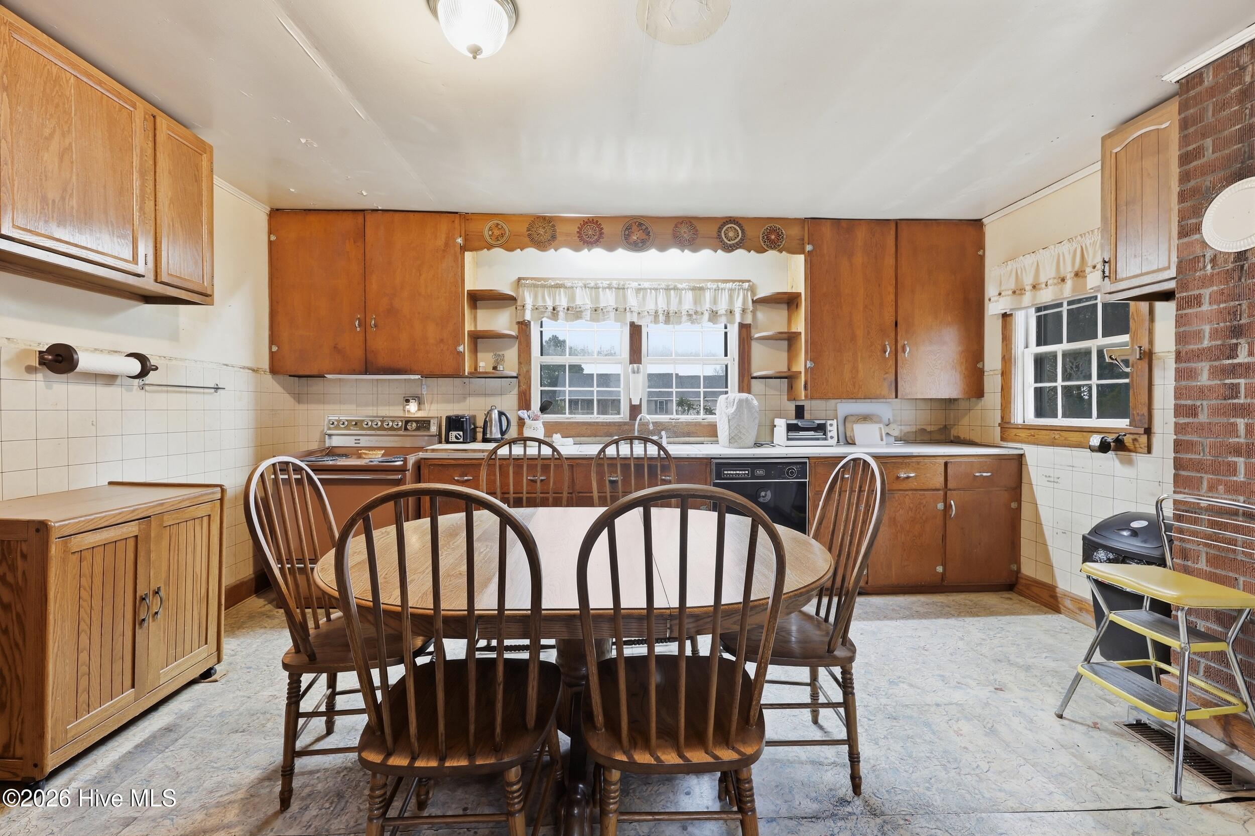 2407 Peartree Road Elizabeth City, NC 27909 - Photo 4 of 34 2407 Peartree Road nice view of eat in a