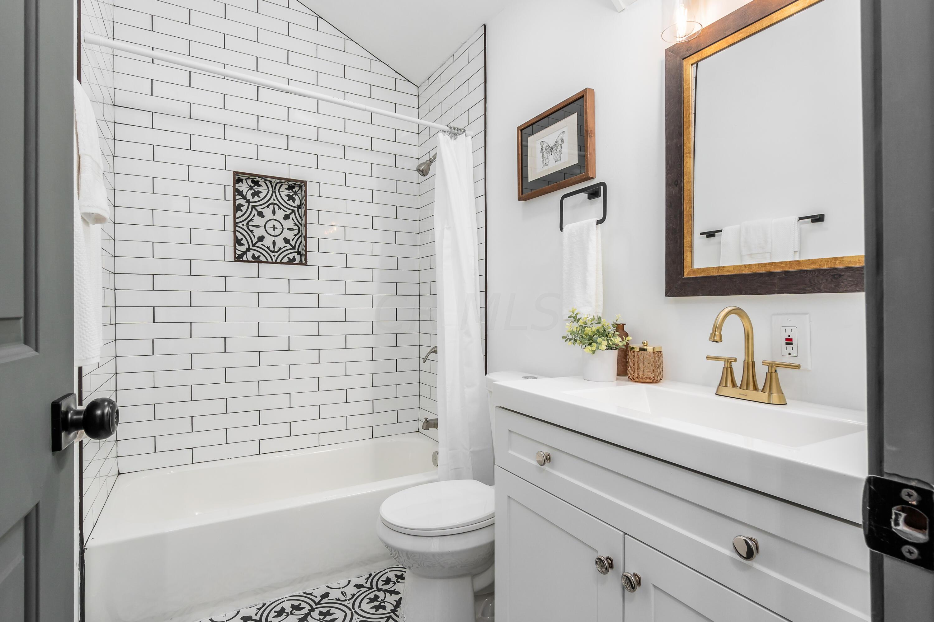687 Colton Road Columbus, OH 43207 - Photo 34 of 53 2nd Floor Bathroom