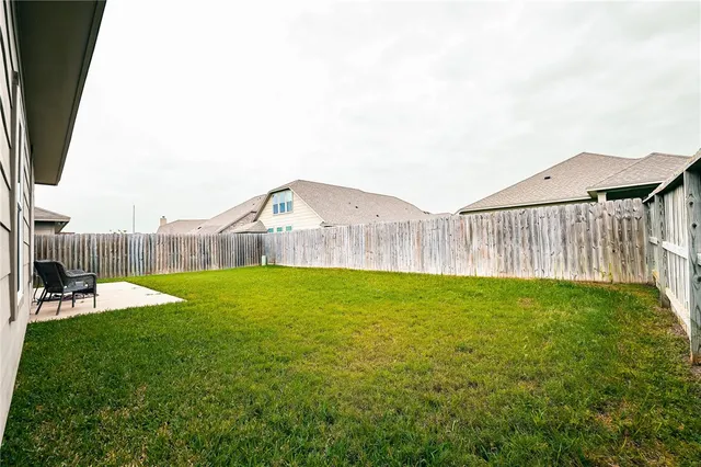 a view of a backyard