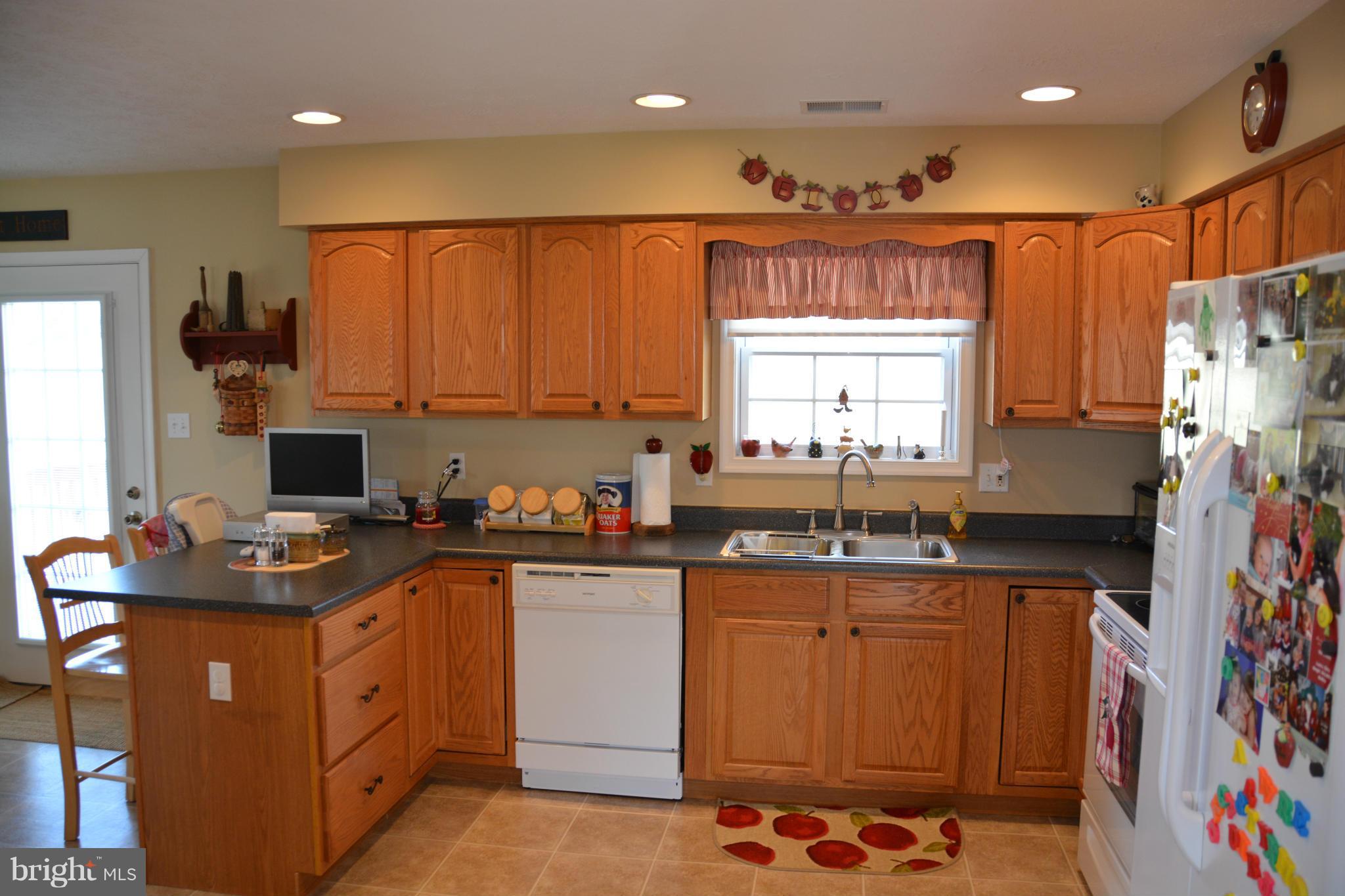 4341 Apple Pie Ridge Road Winchester, VA 22603 - Photo 23 of 30 Kitchen w/breakfast bar, oak cabinetry