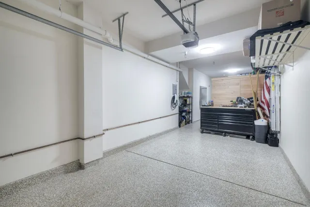 a view of entryway and utility room