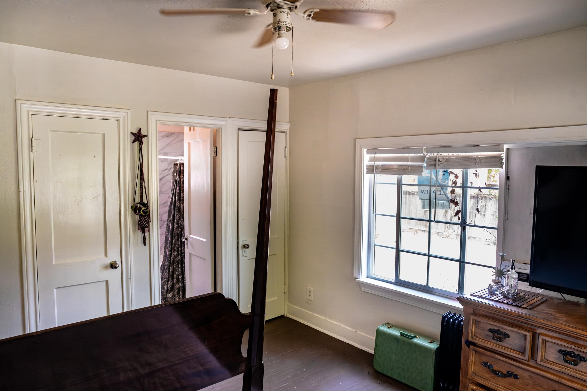 1909 Colquitt Street, Unit 7 Houston, TX 77098 - Photo 10 of 17 a living room with furniture and a flat screen tv
