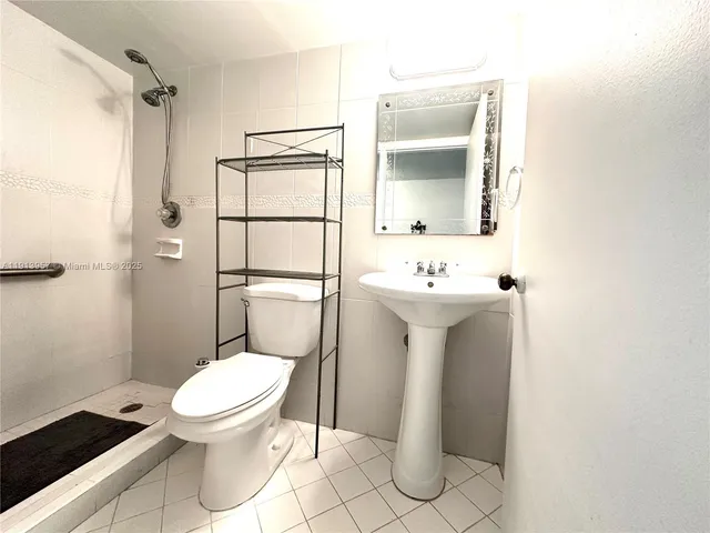 $2,100 | 1665 Bay Road, Unit 316, Miami Beach, FL 33139