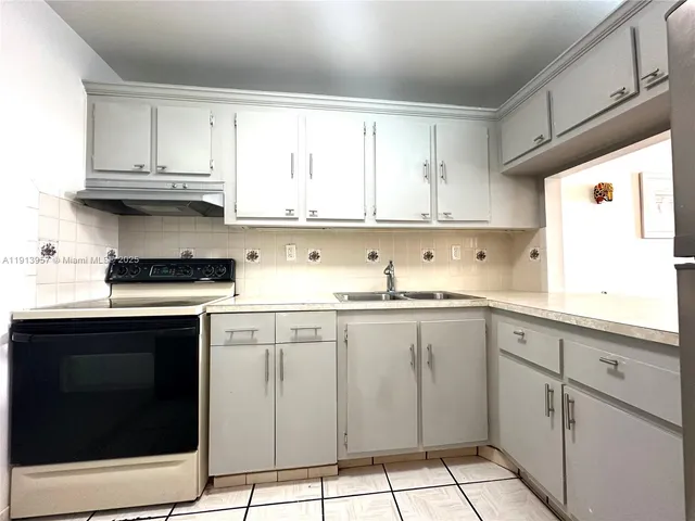 $2,100 | 1665 Bay Road, Unit 316, Miami Beach, FL 33139