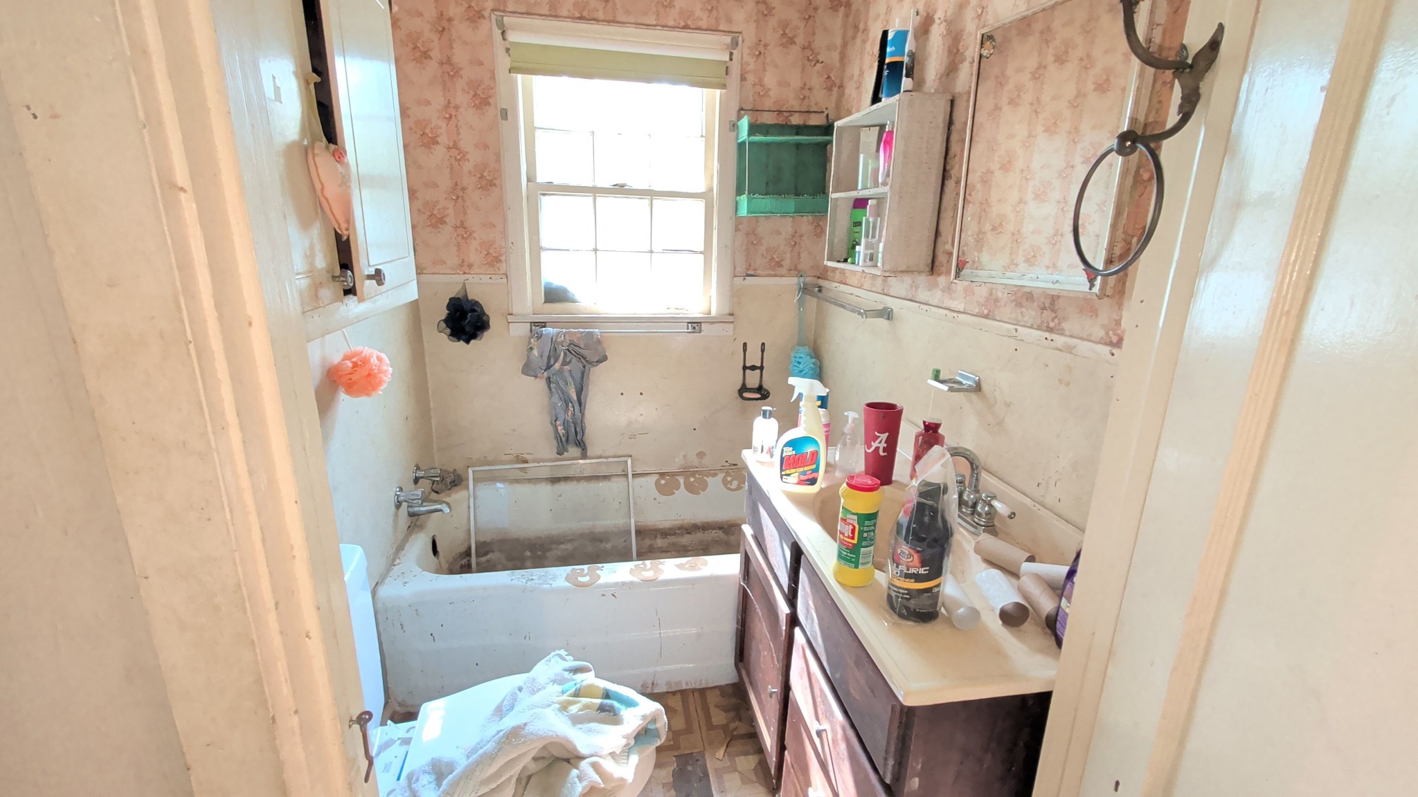 112 New Street Jackson, TN 38301 - Photo 9 of 9 a bathroom with a sink mirror vanity and bathtub