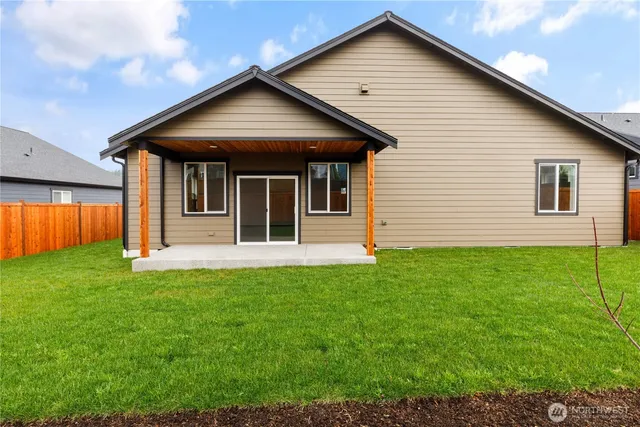 a view of a house with backyard