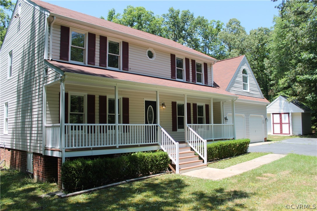 a view of a house with backyard and garden