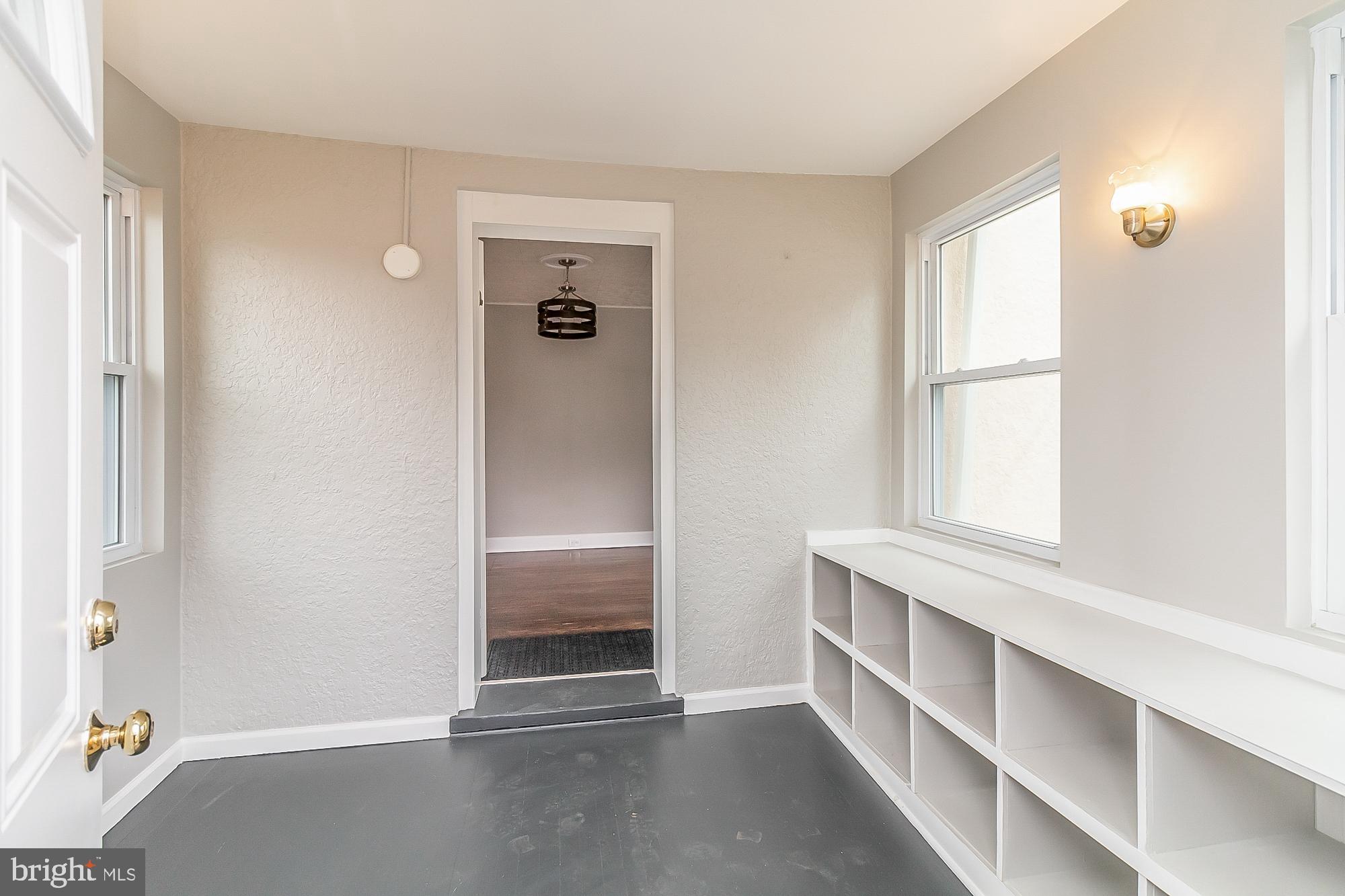 33 Northship Road Baltimore, MD 21222 - Photo 4 of 42 Entry/Sunroom