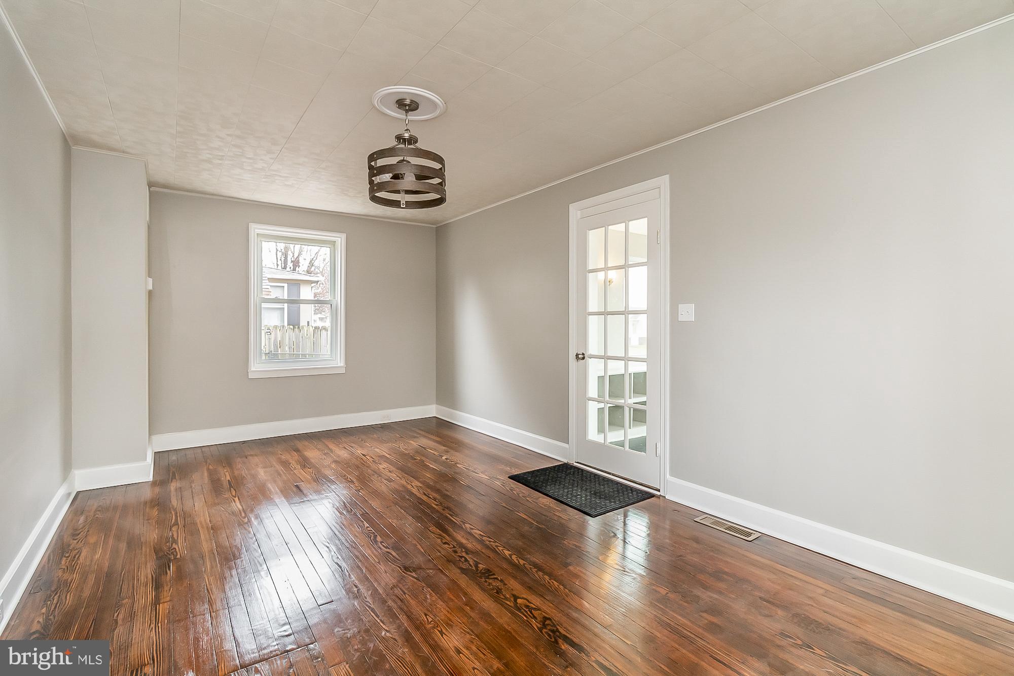 33 Northship Road Baltimore, MD 21222 - Photo 7 of 42 Living Room
