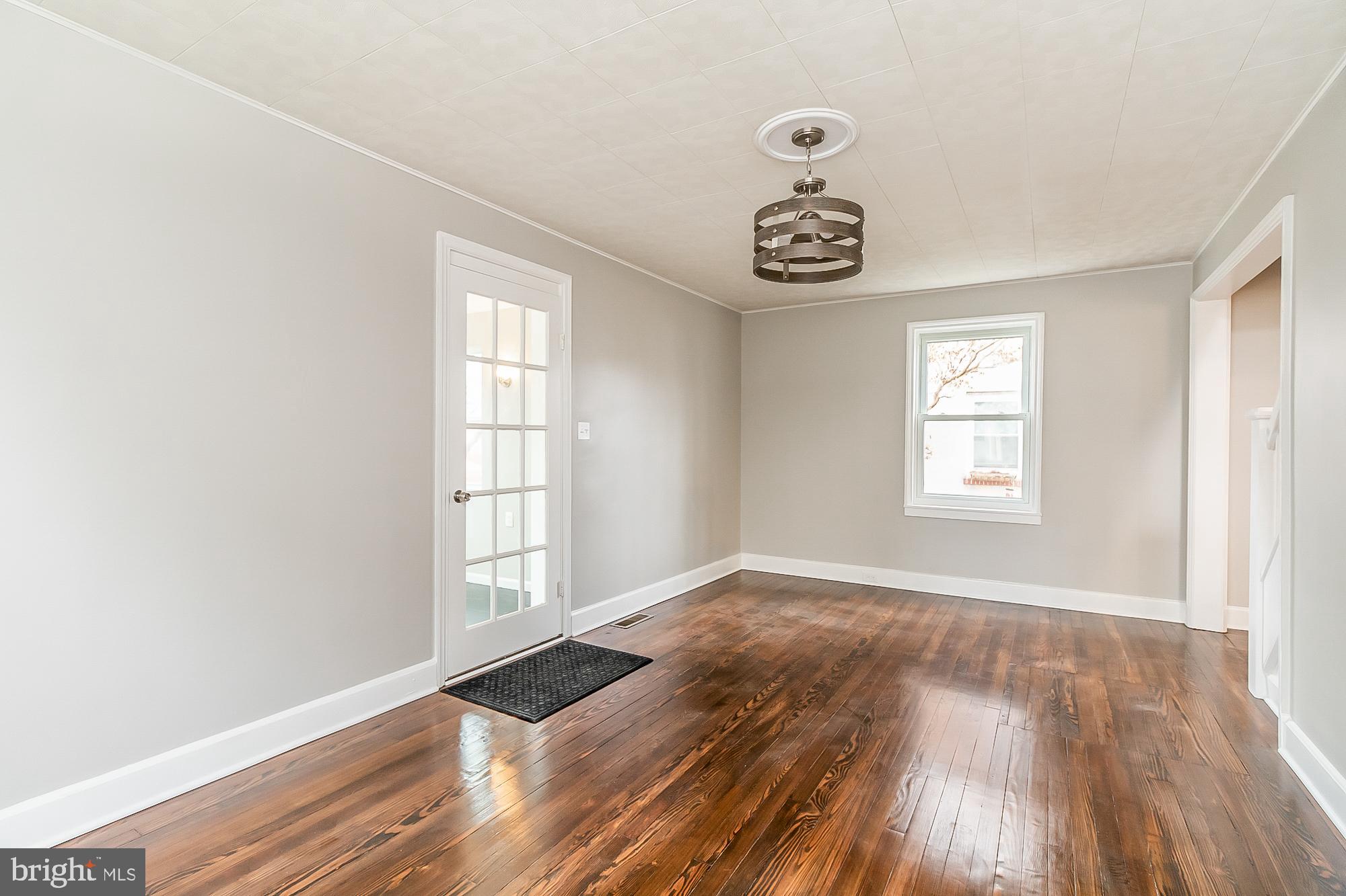 33 Northship Road Baltimore, MD 21222 - Photo 8 of 42 Living Room