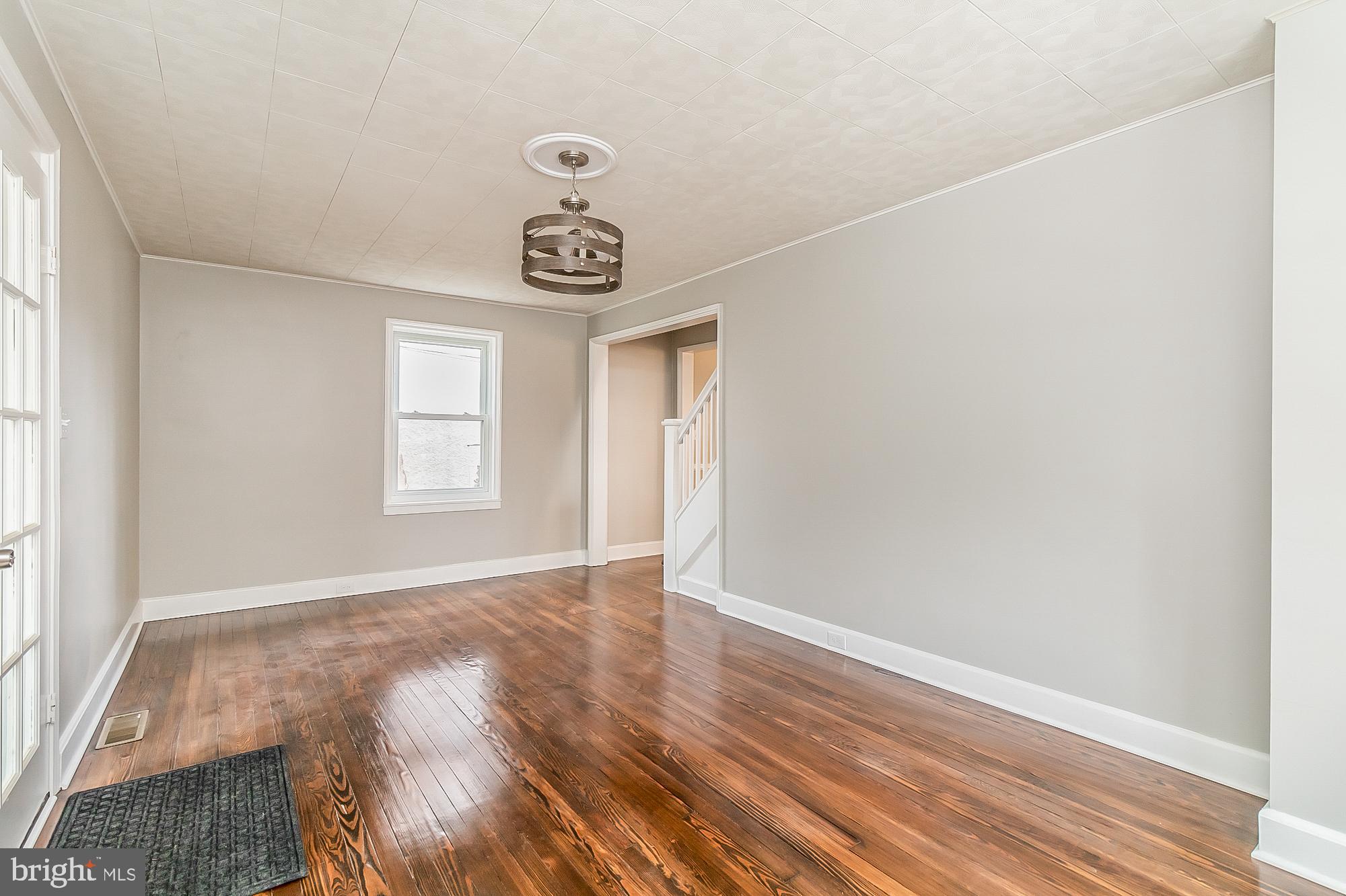33 Northship Road Baltimore, MD 21222 - Photo 9 of 42 Living Room