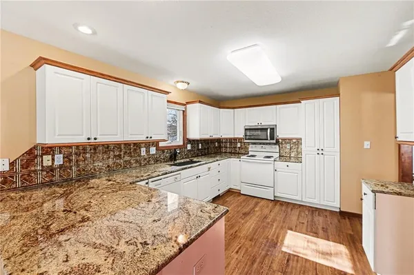 $289,000 | 2448 Southwest Golf View Court, Topeka, KS 66614