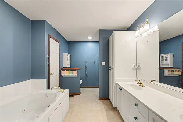 $284,000 | 2448 Southwest Golf View Court, Topeka, KS 66614