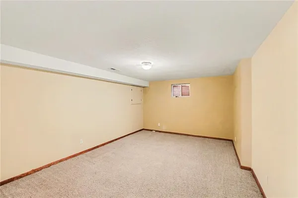 $284,000 | 2448 Southwest Golf View Court, Topeka, KS 66614