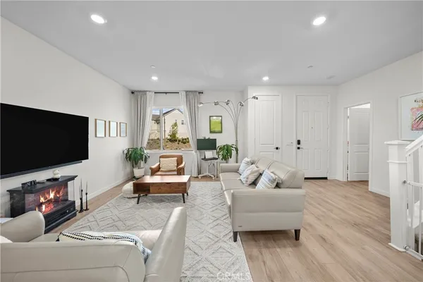 $739,800 | 27616 Symphony Place, Valencia, CA 91381