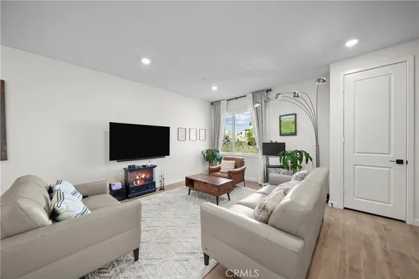 $739,800 | 27616 Symphony Place, Valencia, CA 91381