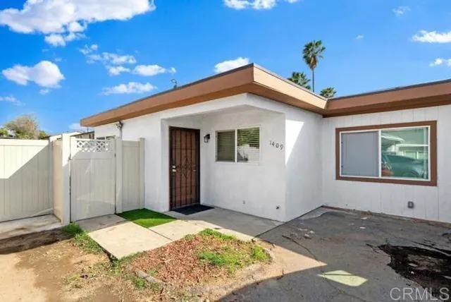 a view of backyard of the house