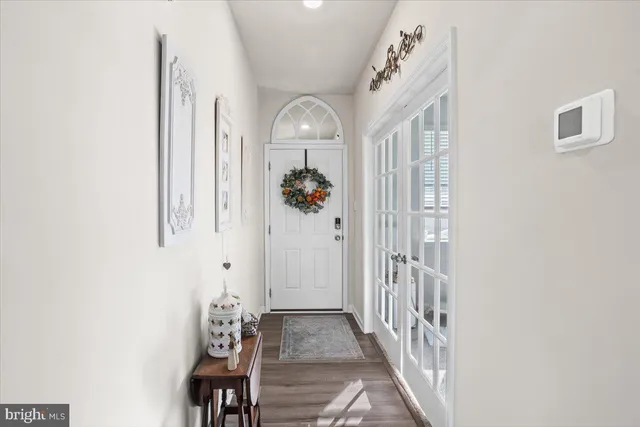 a view of livingroom with furniture