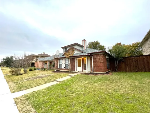 a view of a house with a yard