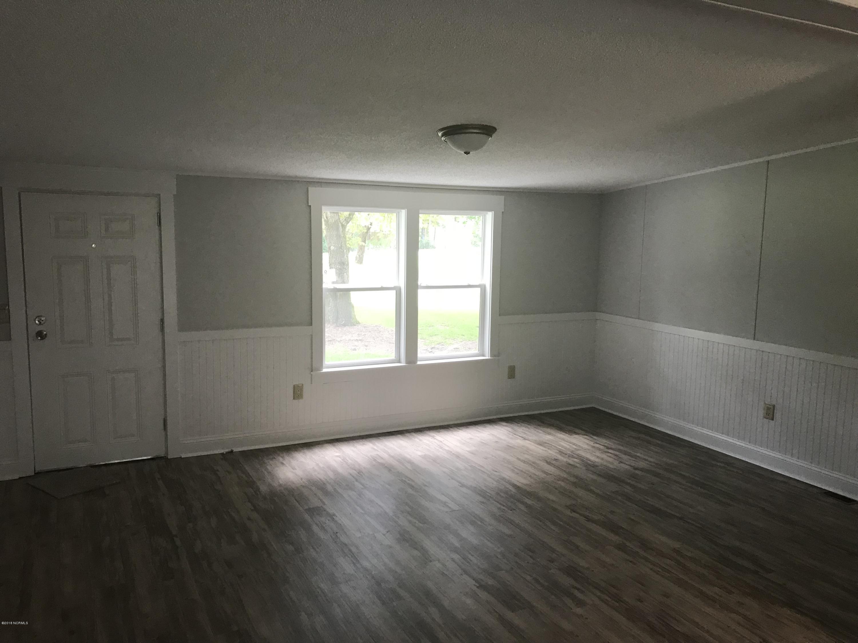 200 Susans Drive Hampstead, NC 28443 - Photo 2 of 13 Living Room/Entryway